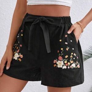 Black floral cotton vacay shorts size M